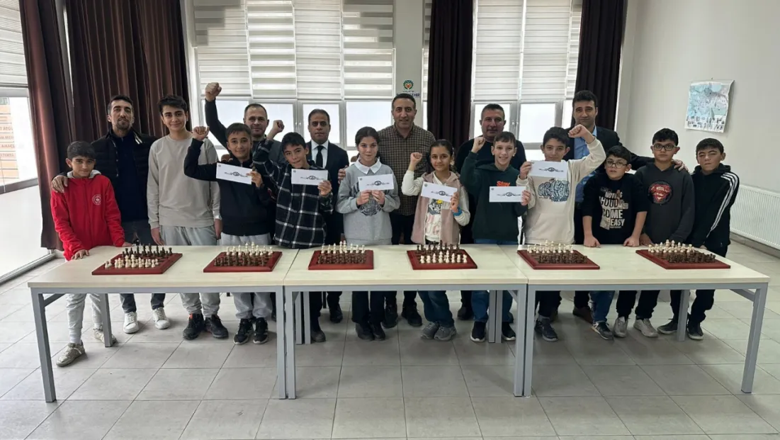 300 Öğrenci Satranç Turnuvasında Yarıştı