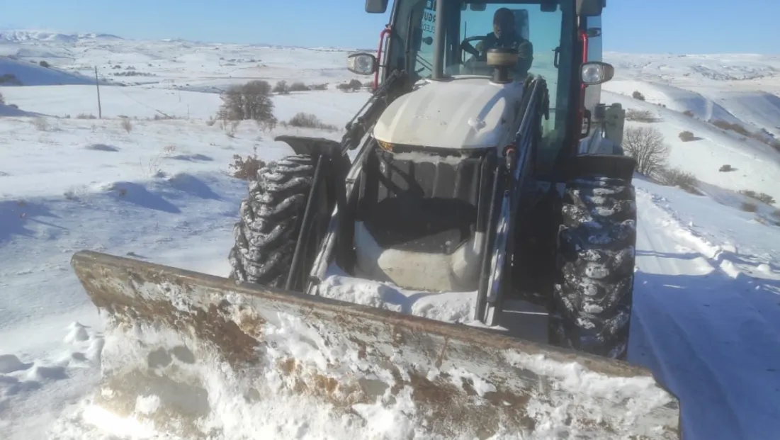 Arguvan’da karla mücadele devam ediyor