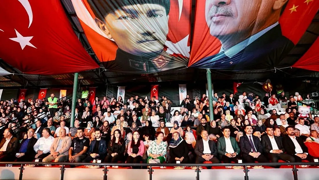 Darende’de Yağmur Engel Olamadı! Alişan Konserine Binlerce Kişi Akın Etti