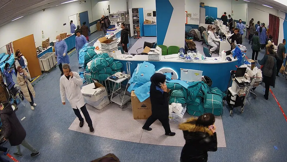 Deprem Anında Kaçmadılar, Hastaya Siper Oldular