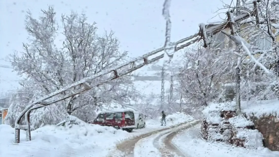 Doğanşehir’de Kar ve Tipi Elektrik Direğini Devirdi