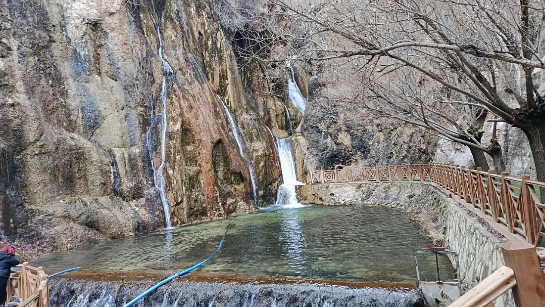 Günpınar Şelalesi, Bahar Güneşinde Ziyaretçilerini Ağırladı