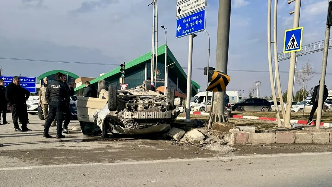 Hava Lojmanları Kavşağında Feci Çarpışma: Araç Ters Döndü, 5 Yaralı