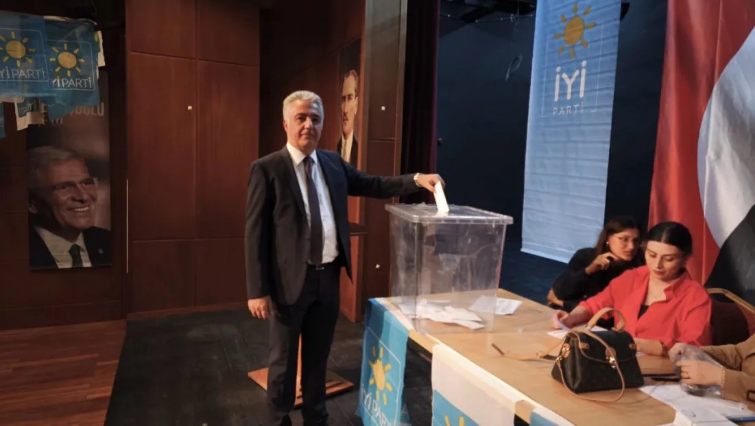 İYİ Parti Yeşilyurt İlçe Teşkilatı’nda Bayrak Değişimi: Alper Karakurt Başkan Seçildi