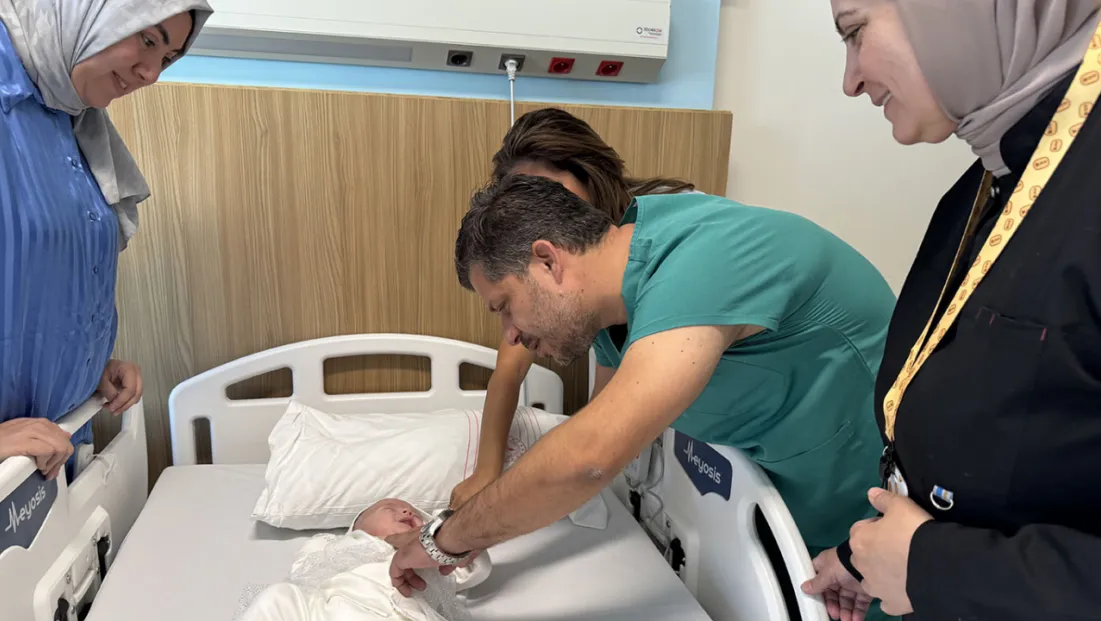 Kalbi göğüs kafesi dışında doğan bebek tedavi edildi