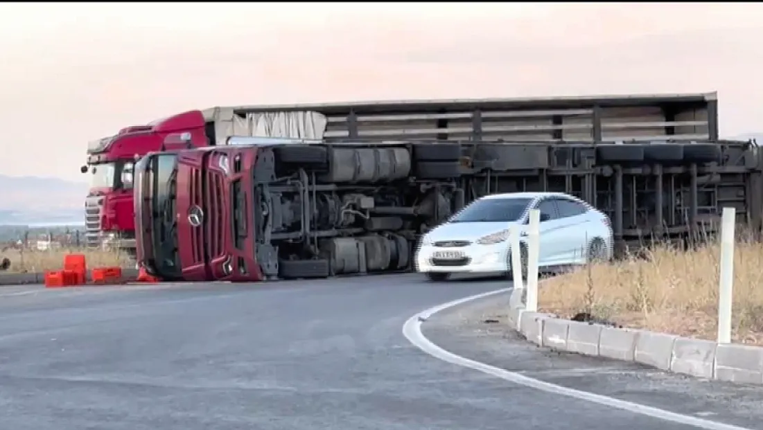 Kayısılar Yola Saçıldı! Malatya’da Tır Kazası