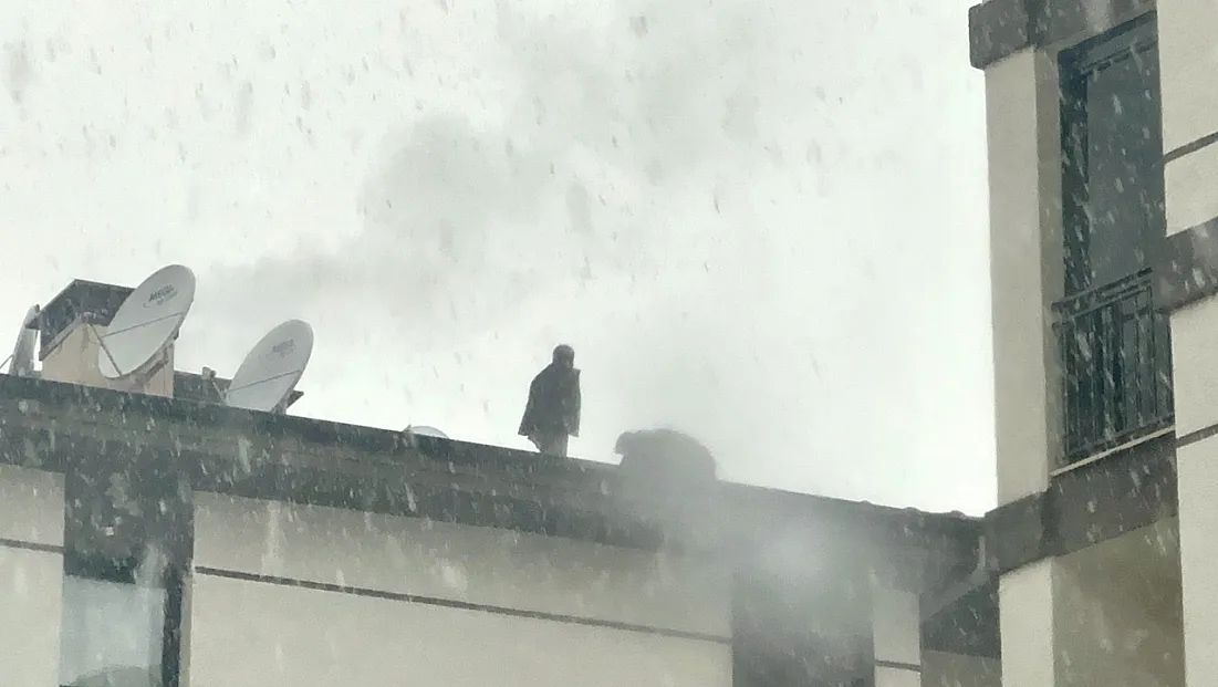 Malatya’da İnşaat İşçisinin Çatıdaki Çaresizliği