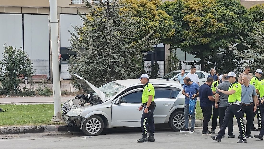 Malatya’da otomobil trambüs direğine çarptı: 2’si çocuk 4 yaralı