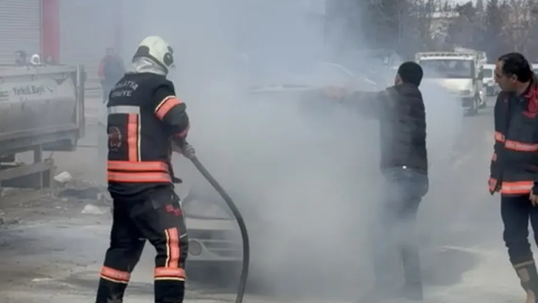Malatya’da Park Halindeki Araçta Yangın