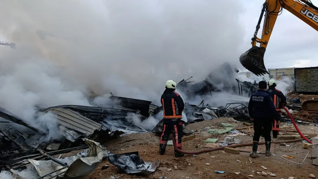 Malatya’da TOKİ Şantiyesinde Konteyner Yangını