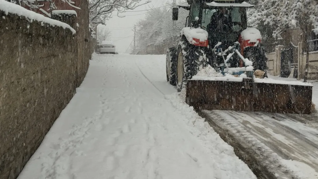 Pütürge'de kar yağışı başladı, Belediye ekipleri seferber oldu