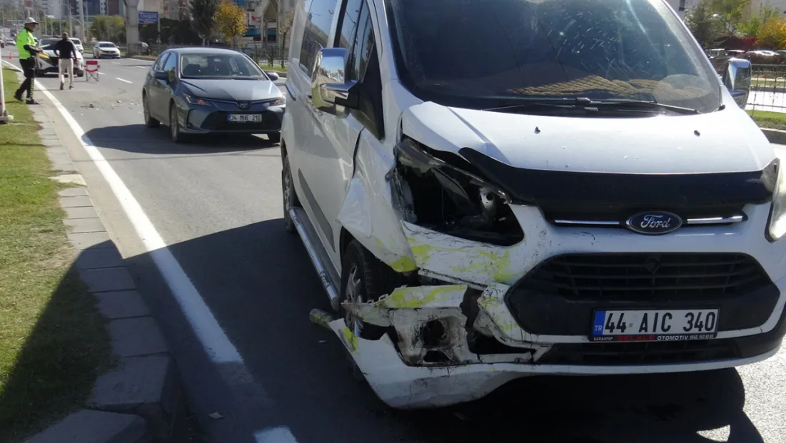 Transit ticari taksiye çarptı: Bir yaralı