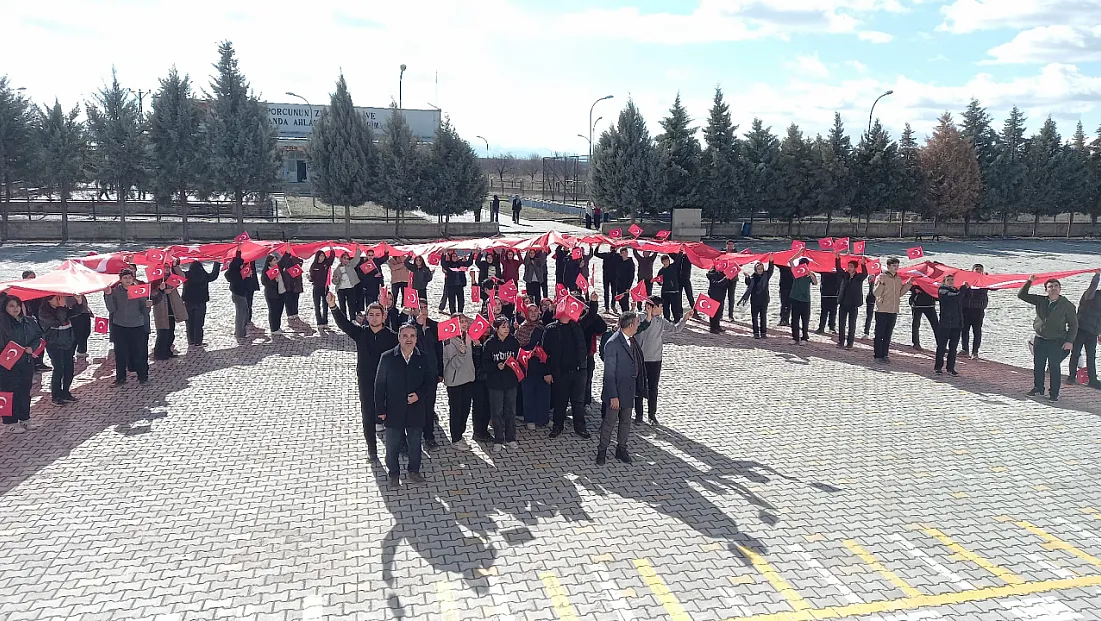 Yeşilyurt’ta Öğrencilerden Anlamlı Bayrak Yürüyüşü