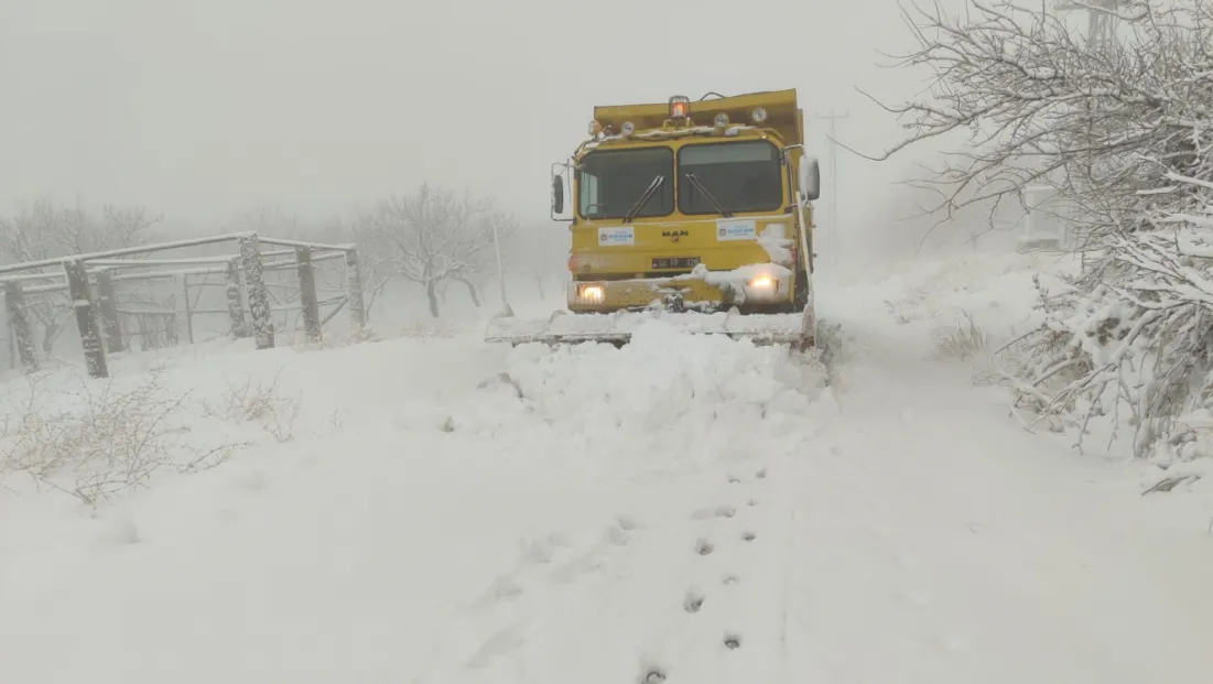 Yüksek Rakımlı Bölgelerde Yoğun Mesai: Malatya’da Yollar Tek Tek Açılıyor