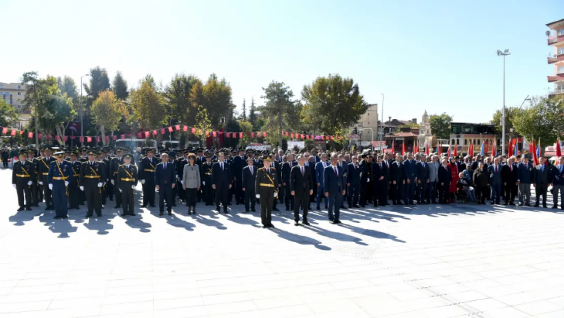 29 Ekim Kutlamaları Yeni Cumhuriyet Meydan'ında Yapılan Törenle Başladı