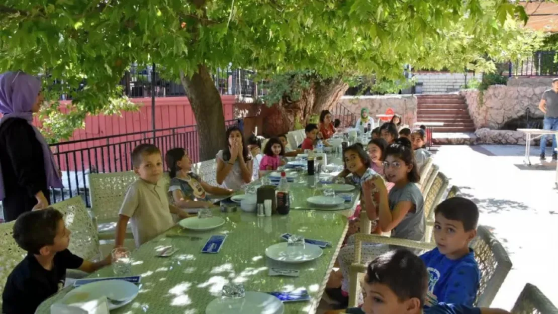 50 çocuk ile Belediyenin Beypınarı Sosyal Tesislerinde kahvaltıda bir araya geldi