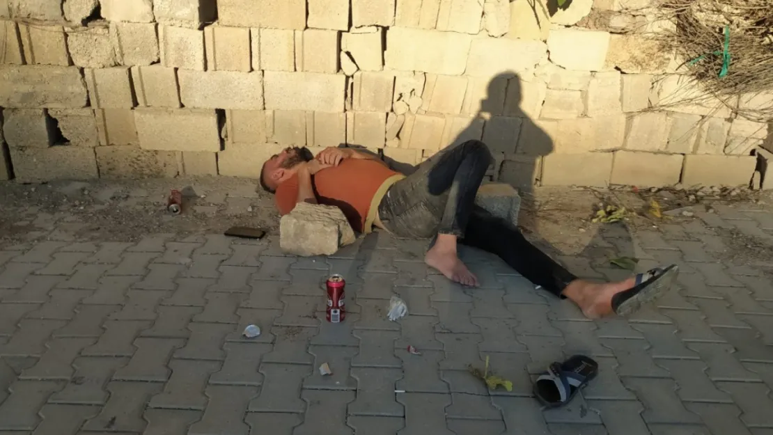 Adıyaman'da madde kullanan şahıs emniyet binası karşısında yere yığıldı
