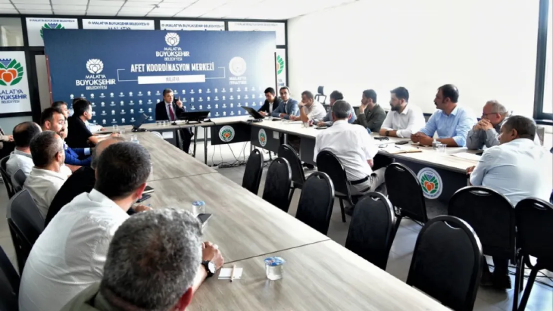 Ağır hasarlı yapıların yıkım ve enkaz kaldırma işlemleri devam ediyor