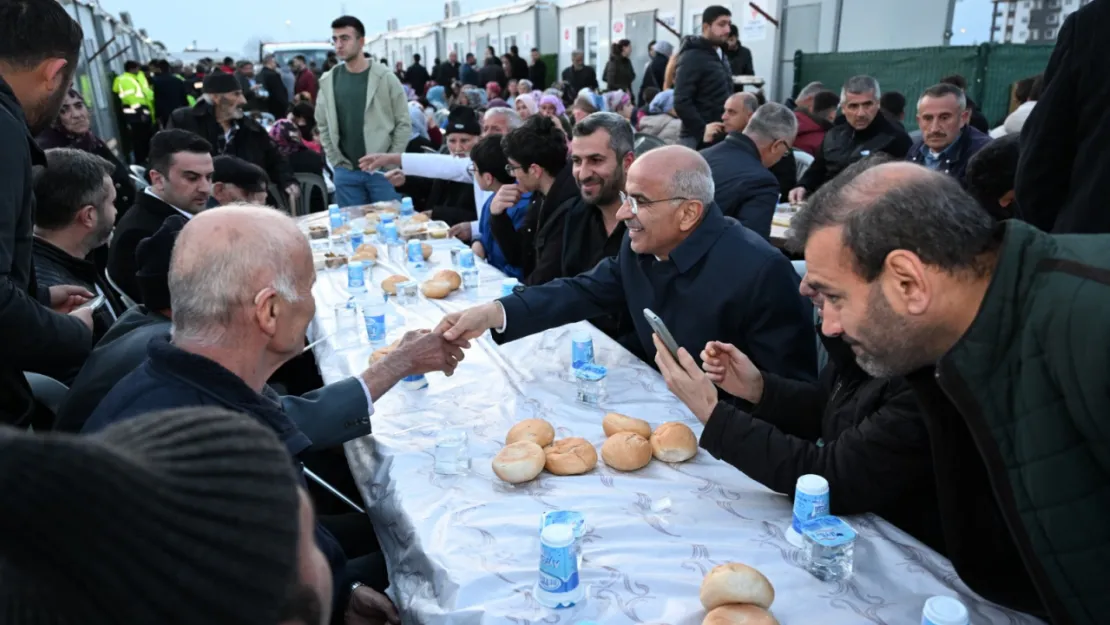 AK Parti Büyükşehir Belediye Başkan Adayı Sami Er, Depremzedelerle İftar Yaptı