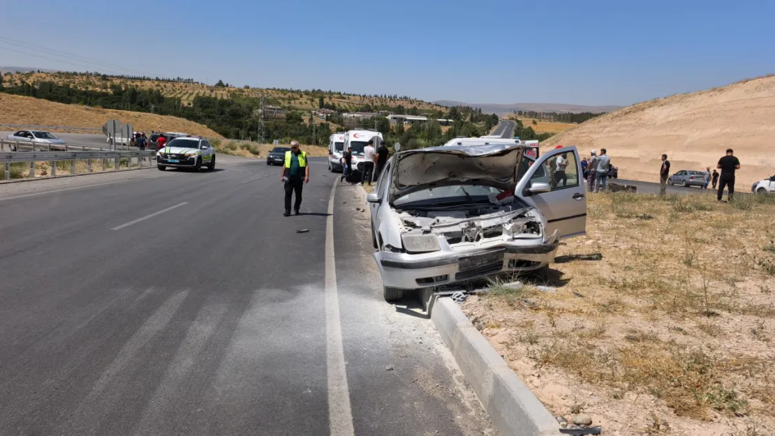 Akçadağ'da İki Otomobil Çarpıştı: 1 Kişi Hayatını Kaybetti, 4 Yaralı