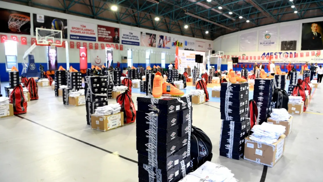 Amatör Spor Kulüplerine 10 Milyon TL Değerinde Spor Malzemesi Desteği