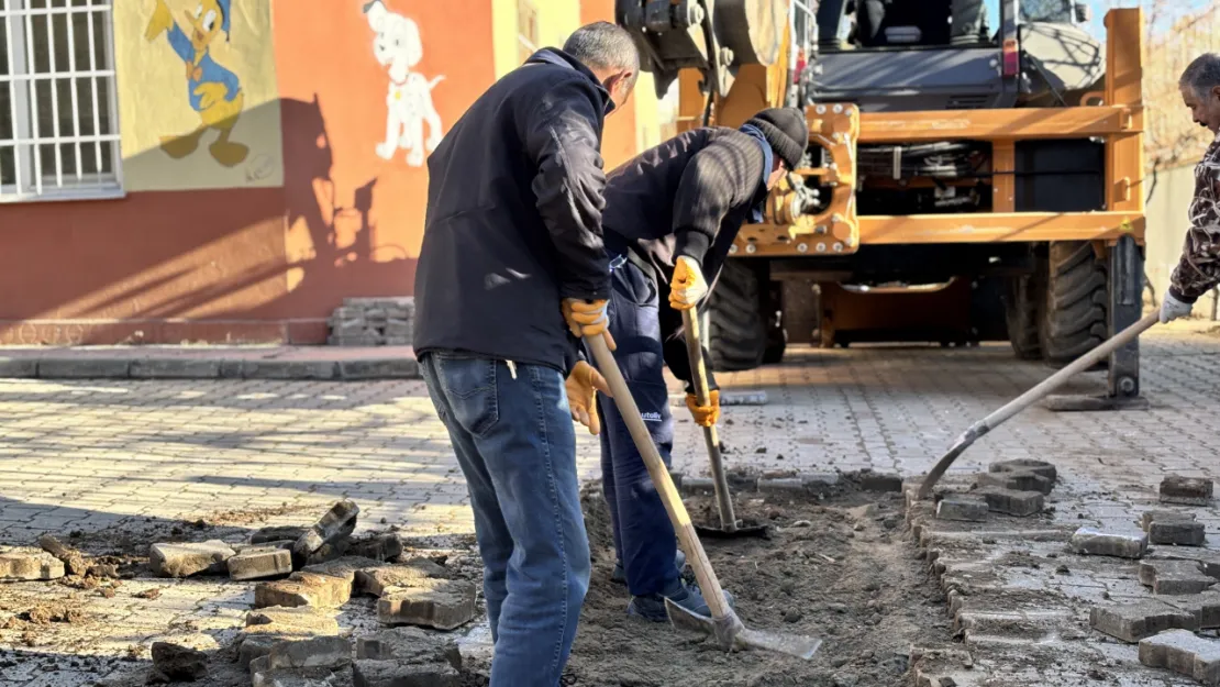 Arapgir Belediyesi Fen İşleri Müdürlüğü Okul Onarımlarına Devam Ediyor