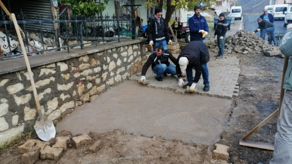 Arapgir Belediyesi İlçe genelinde kilit parke taşı döşeme çalışmalarına devam ediyor