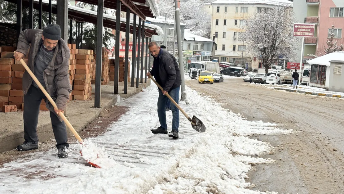 Arapgir Belediyesi, kar temizleme çalışmalarına  devam ediyor