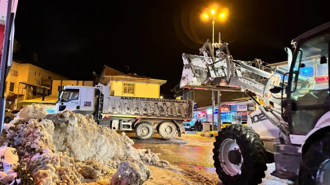 Arapgir Belediyesi'nden Gece Mesaisi: Kar Temizleme Çalışmaları Devam Ediyor