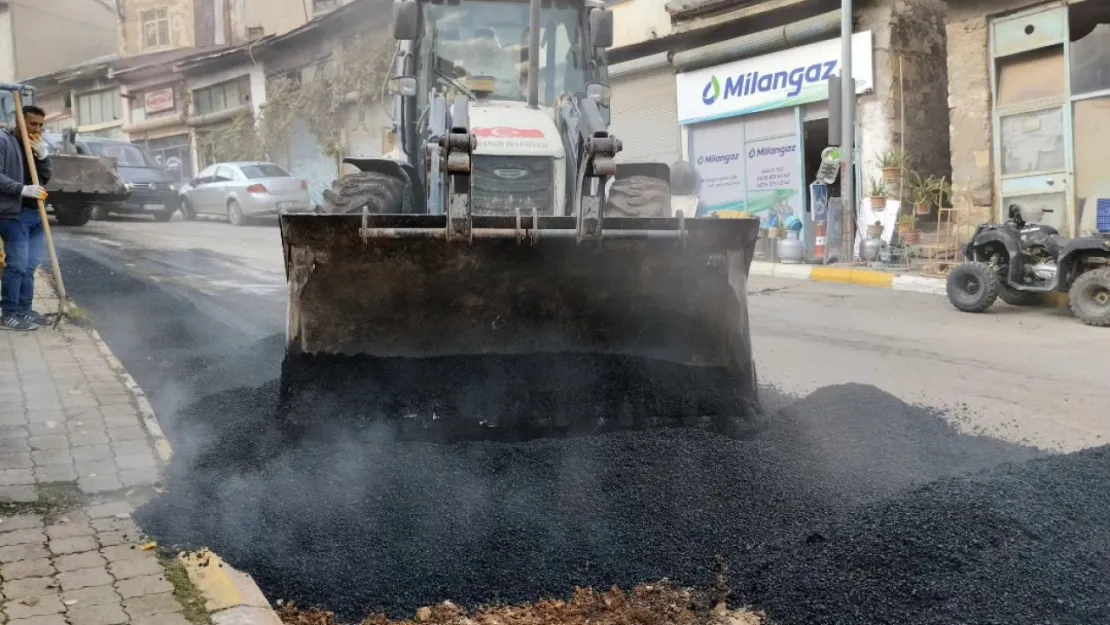 Arapgir'de Doğalgaz Çalışması Yapılan Yollara Belediye Asfalt Yaması Yapıyor