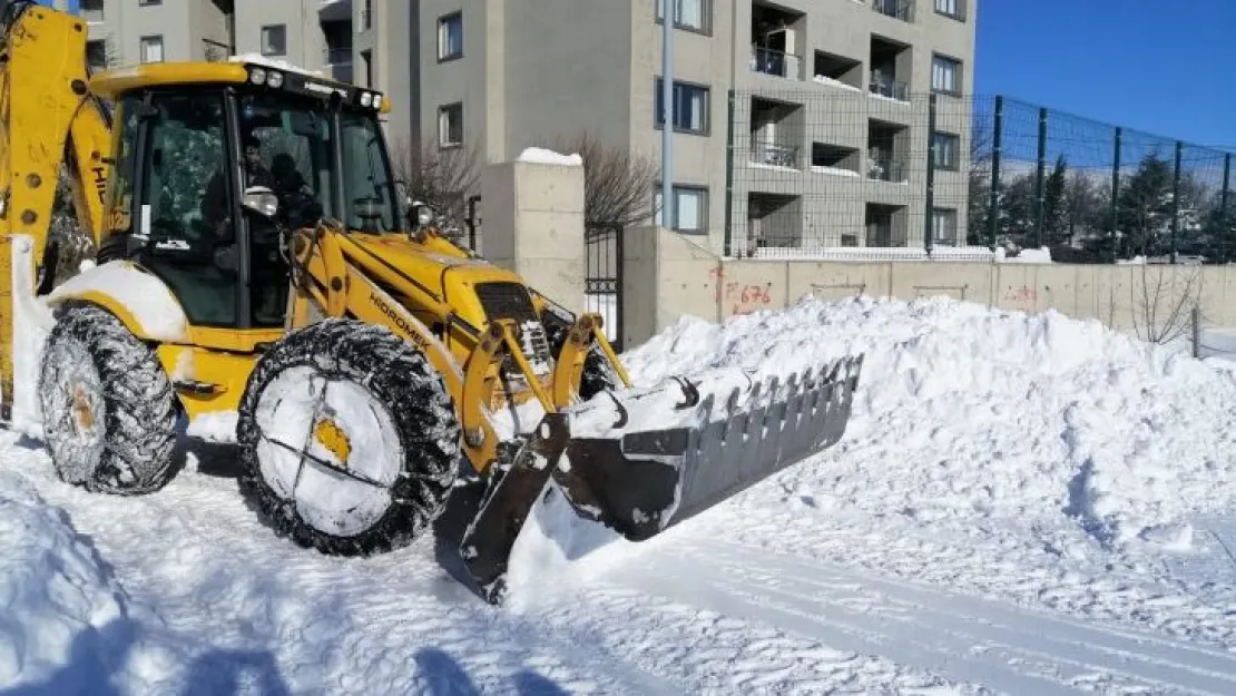 Arapgir'de Kar Temizleme Çalışmalarına Başkan Cömertoğlu'da katıldı