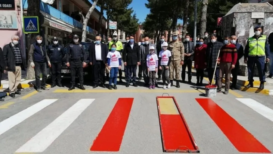 Arapgir'de Yaya Geçitlerine 'Kırmızı Çizgi' Uygulaması