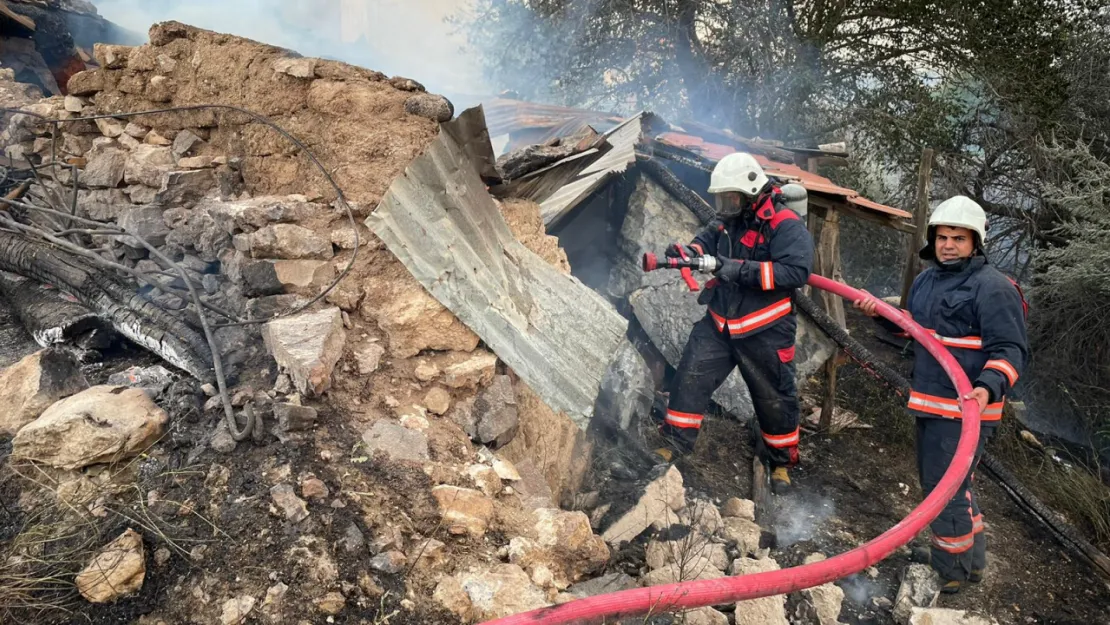 Arguvan ilçesindeki yangında  600 dönümlük anız arazisi zarar gördü.