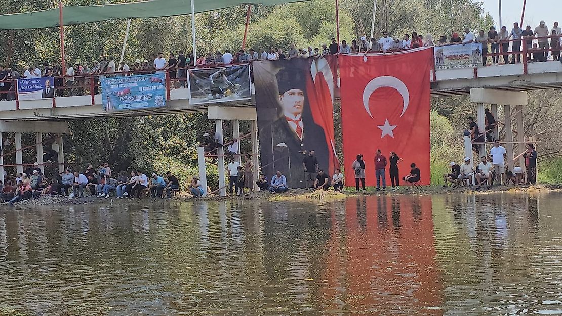 Aşağıseyit'te 853 Yıllık Gelenek: Koyunlar Menderes'i Geçti