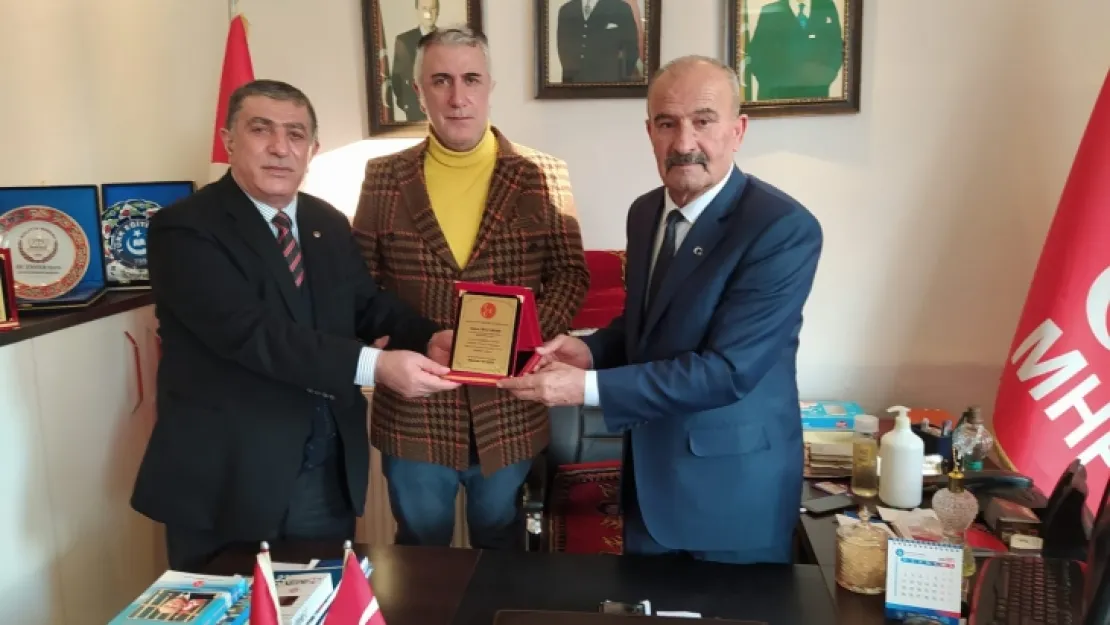 Aslanlar Spor Okulu'na MHP'den Plaket