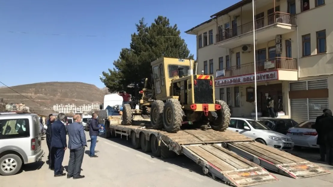 Ataşehir Belediyesinden Arapgir Belediyesine 1 adet greyder hibe edildi.