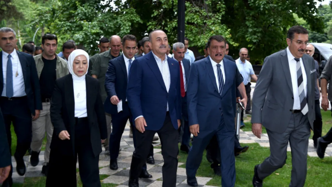 Bakan Çavuşoğlu, Kent Müzesi ve Arslantepe Höyüğü'nü Gezdi