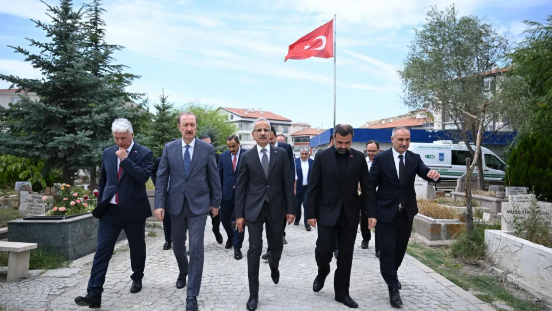 Bakan Uraloğlu, 15 Temmuz'un Yıl Dönümünde Türksat Şehidi Ahmet Özsoy'u Kabri Başında Andı