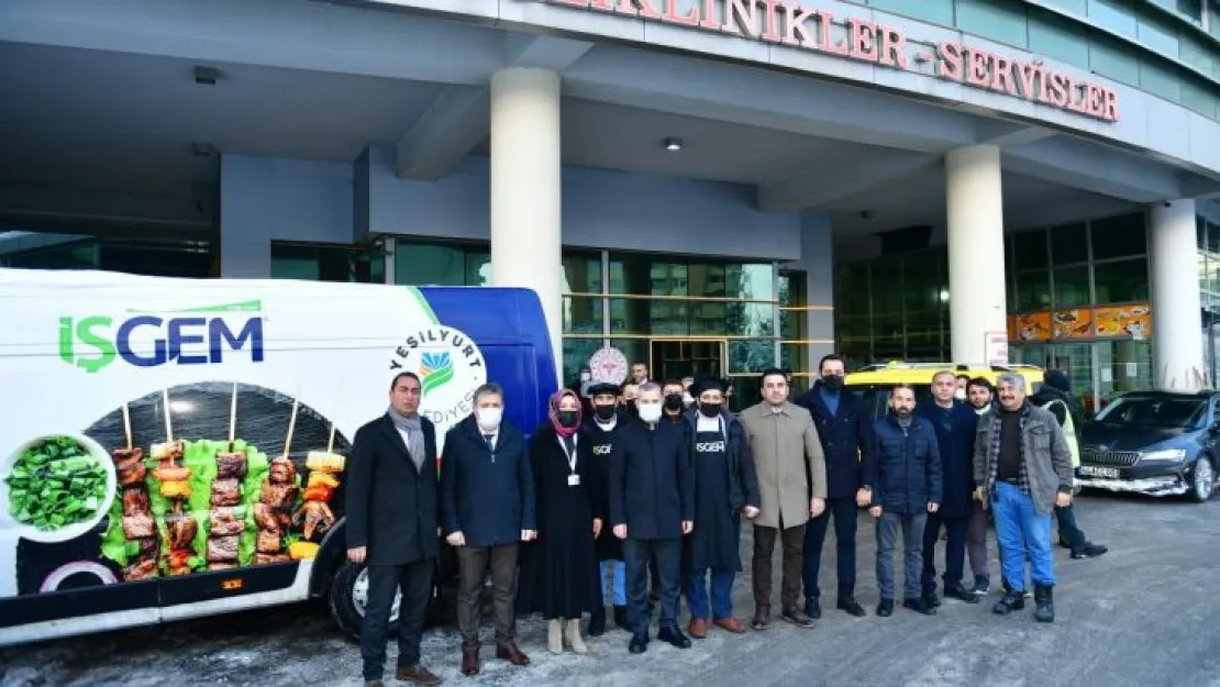 Başkan Çınar Hasta, Hasta Yakınları, Sağlık Ve Belediye Personellerine Sıcak Çorba İkramında Bulundu