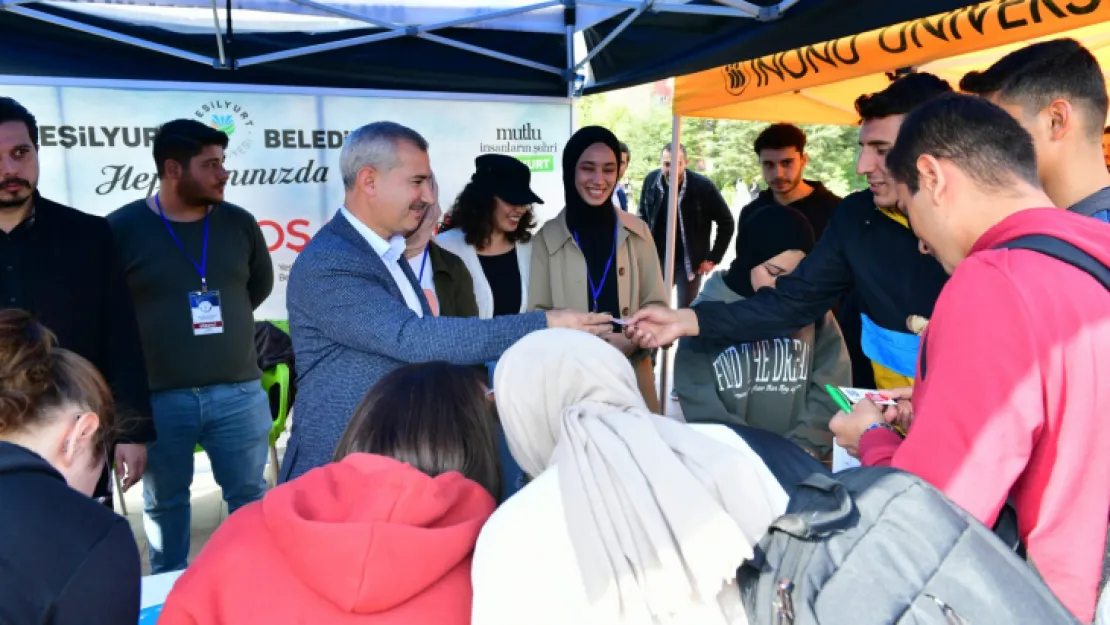 Başkan Çınar, İnönü Üniversitesinde ki 'Memlekete Hoşgeldin' Stantını Ziyaret Etti