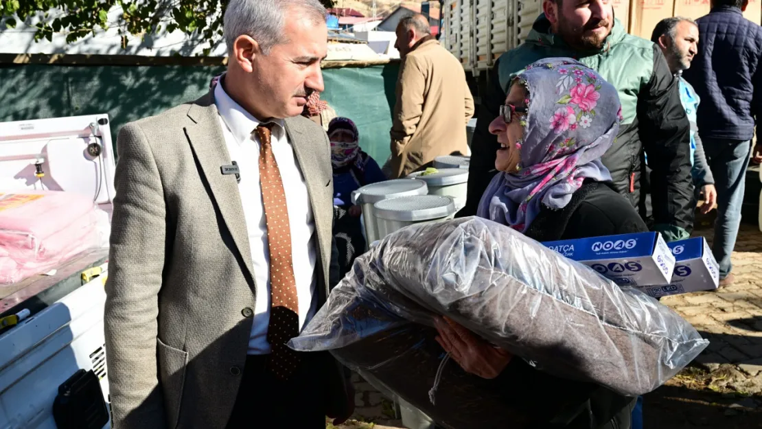 Başkan Çınar, Kadiruşağı Konteyner Kentte Düzenlenen Yardım Paketi Dağıtım Programına Katıldı