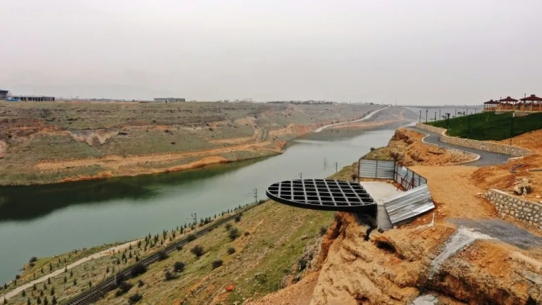 Başkan Çınar, Millet Bahçesinde Yapımı Süren Seyir Terasını İnceledi