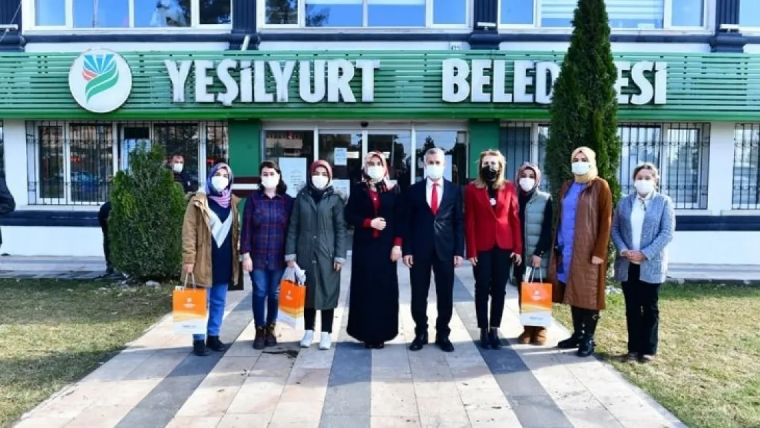 Başkan Çınar Ve Eşi Semra Çınar, Yeşilyurt Belediyesinde Görevli Kadın Personelleri Ziyaret Etti