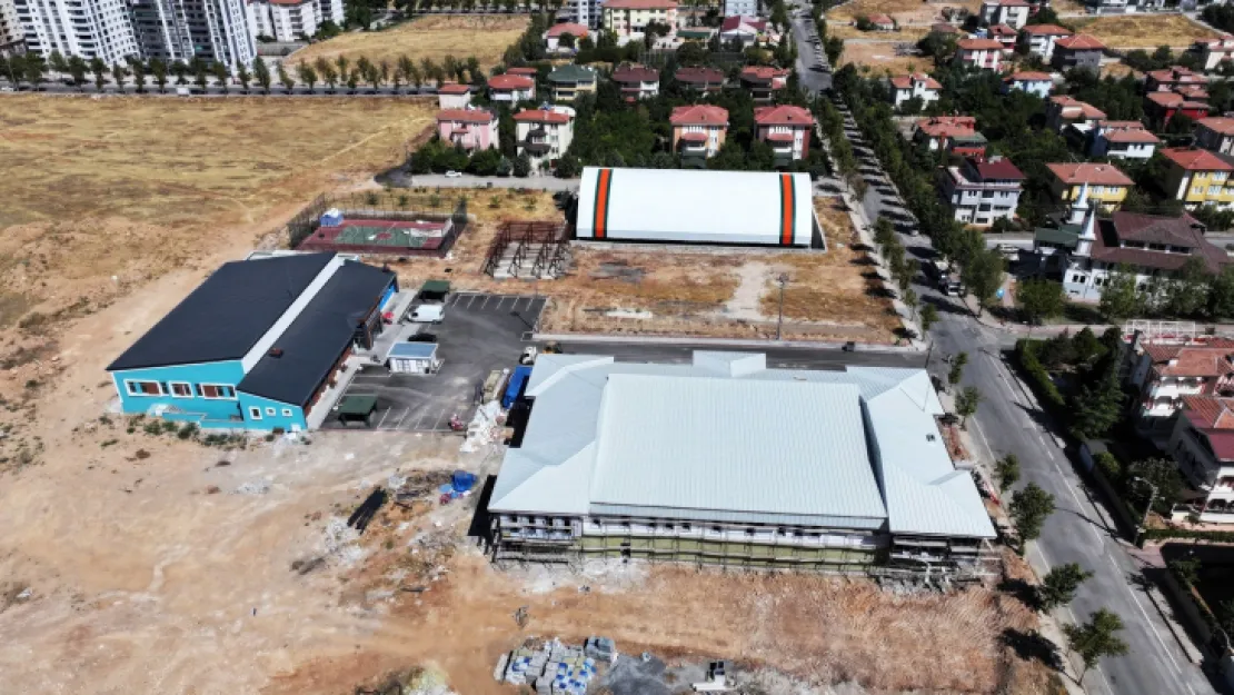 Başkan Çınar, 'Yakınca Spor Adası' Projesinde Yer Alan Kapalı Halı Sahayı İnceledi