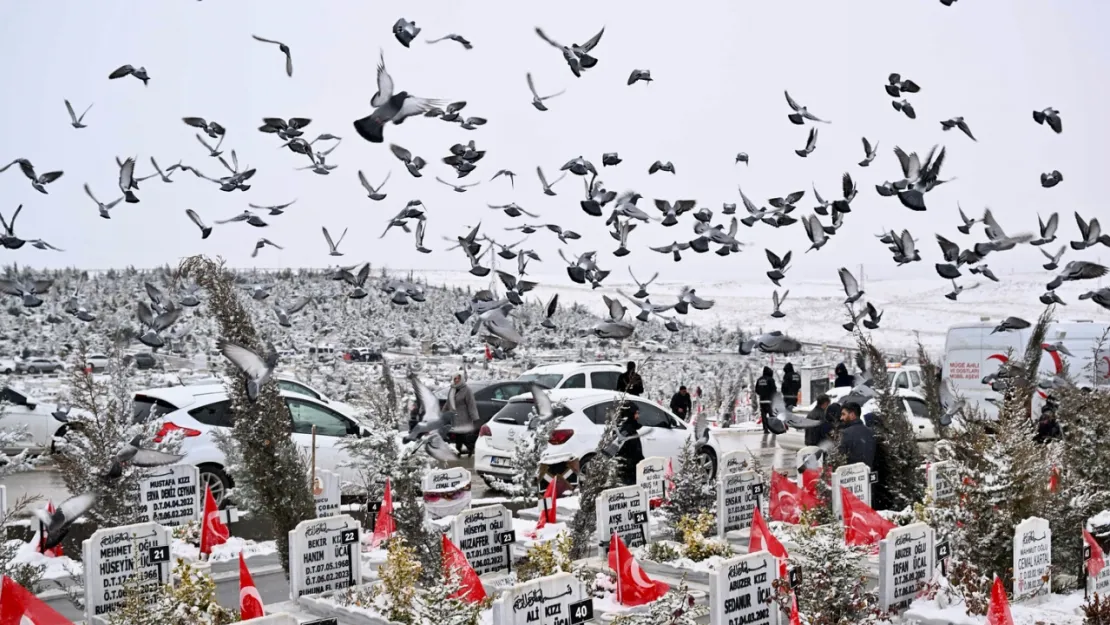 Başkan Geçit, Deprem Şehitliğindeki Özel Anma Programına Katıldı