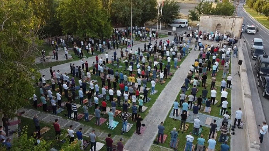 Başkan Güder, Bayram Namazını Battalgazililerle Birlikte Kıldı