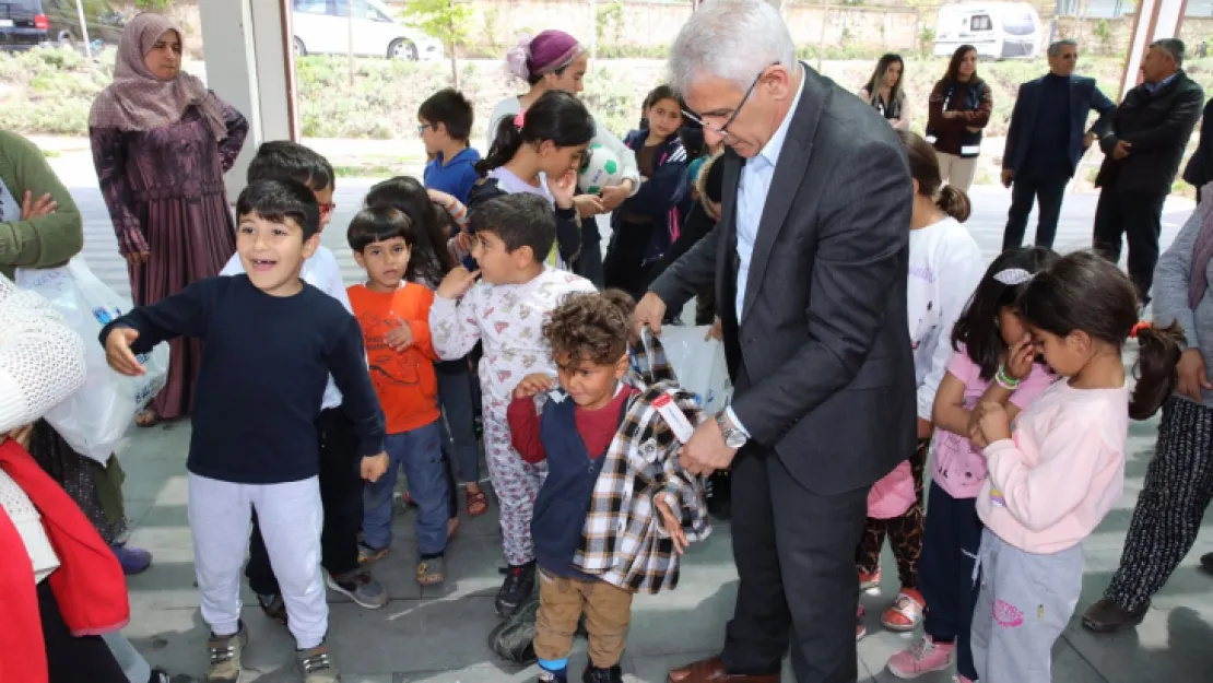 Başkan Güder Depremzede Çocukların Yüzlerini Güldürdü