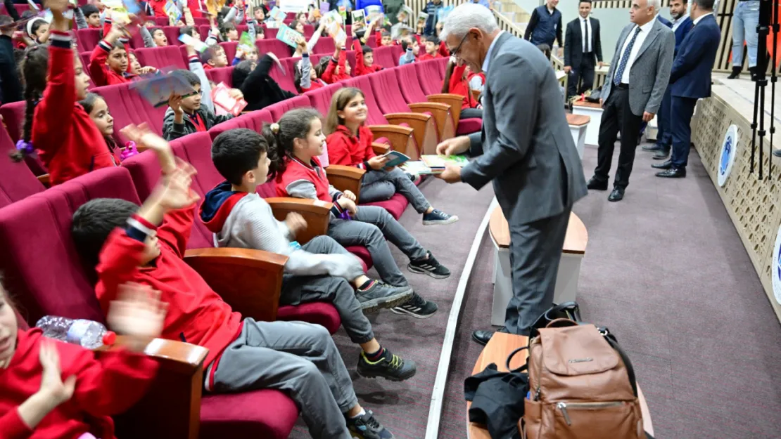 Başkan Güder, Dünya Çocuk Kitapları Haftası Kapsamında Öğrencilerle Birlikte Kitap Okudu