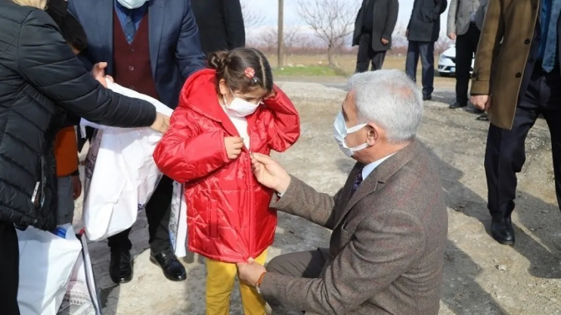 Başkan Güder, İhtiyaç Sahibi Çocukların Yüzünü Güldürdü