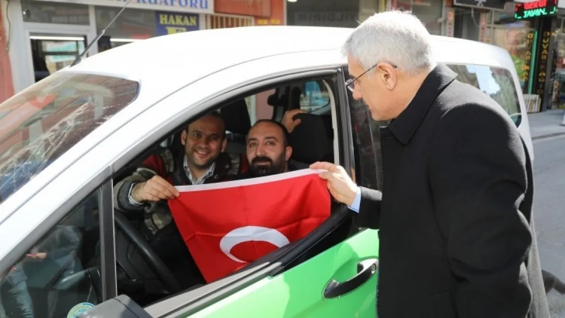 Başkan Güder Ordumuza Destek İçin Esnafa Türk Bayrağı Dağıttı